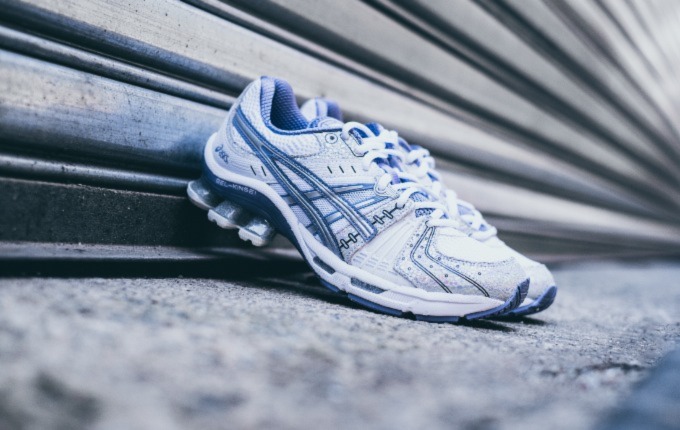 حذاء Asics سنيكرز متكئ على الحائط