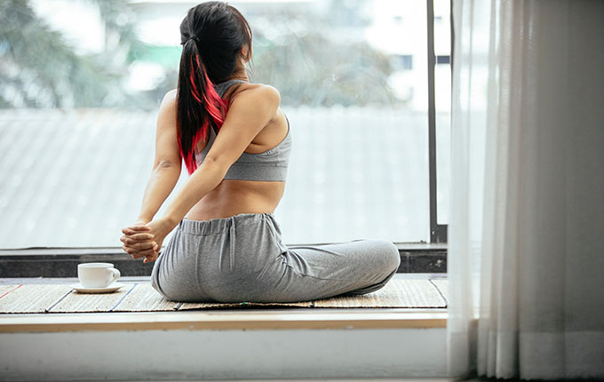 Frau, die sich für Yoga ausdehnt