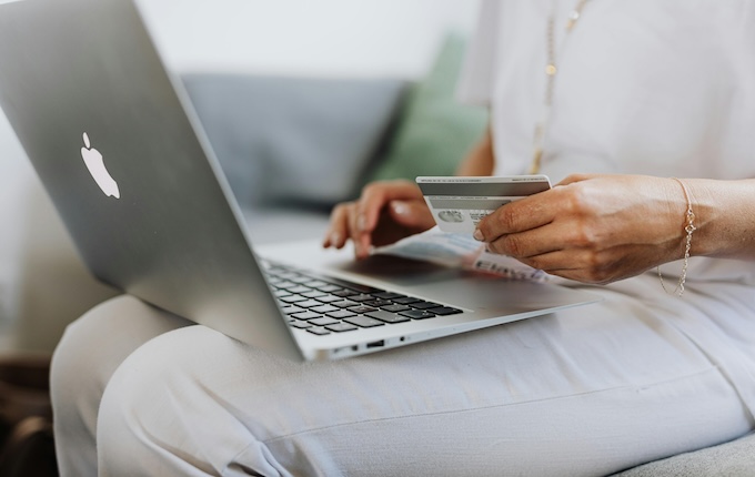 Person auf einem Computer