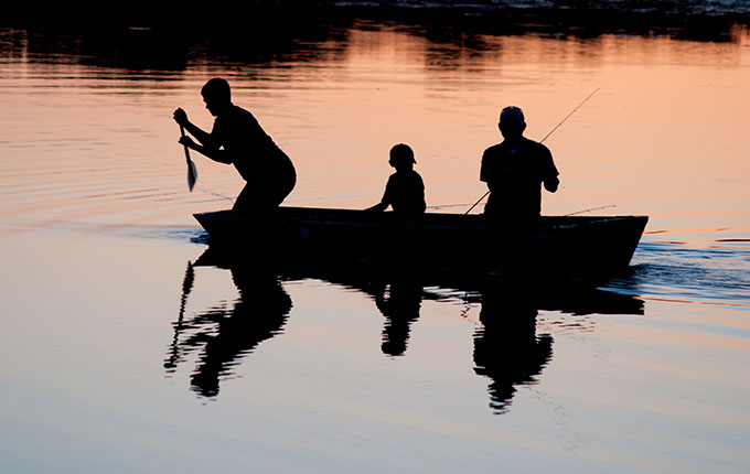 Familie in einem Fischerboot