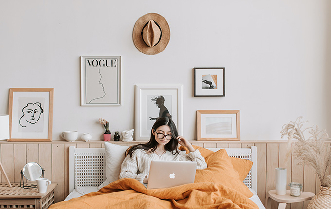 Computer auf einem Bett