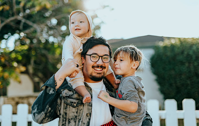 Vater hält seine Kinder