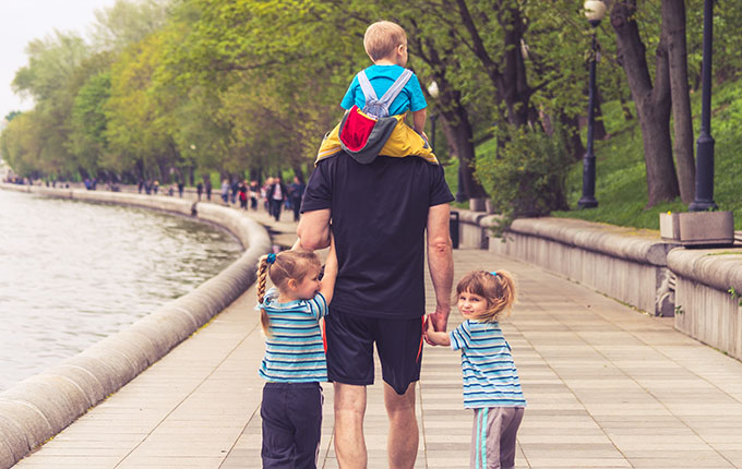 Papa geht mit Kindern spazieren