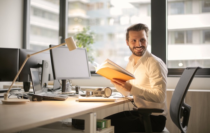 Mann arbeitet in einem Büro