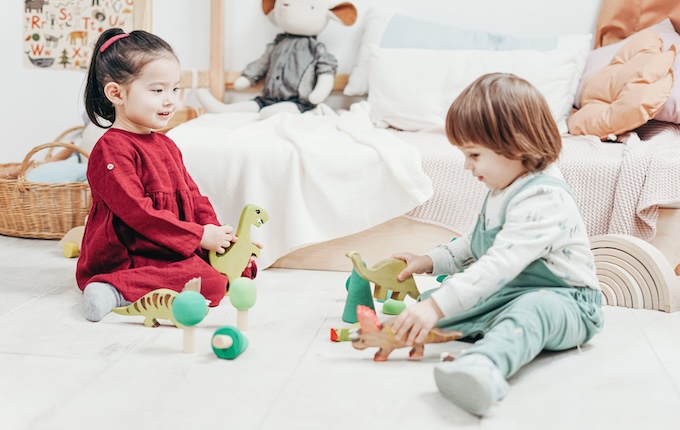 Kinder spielen mit Bauklötzen