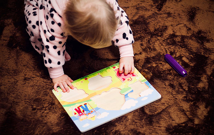 Baby mit Puzzle