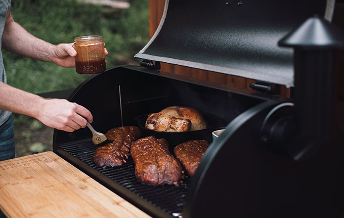 BBQ-Sauce auf Rippchen