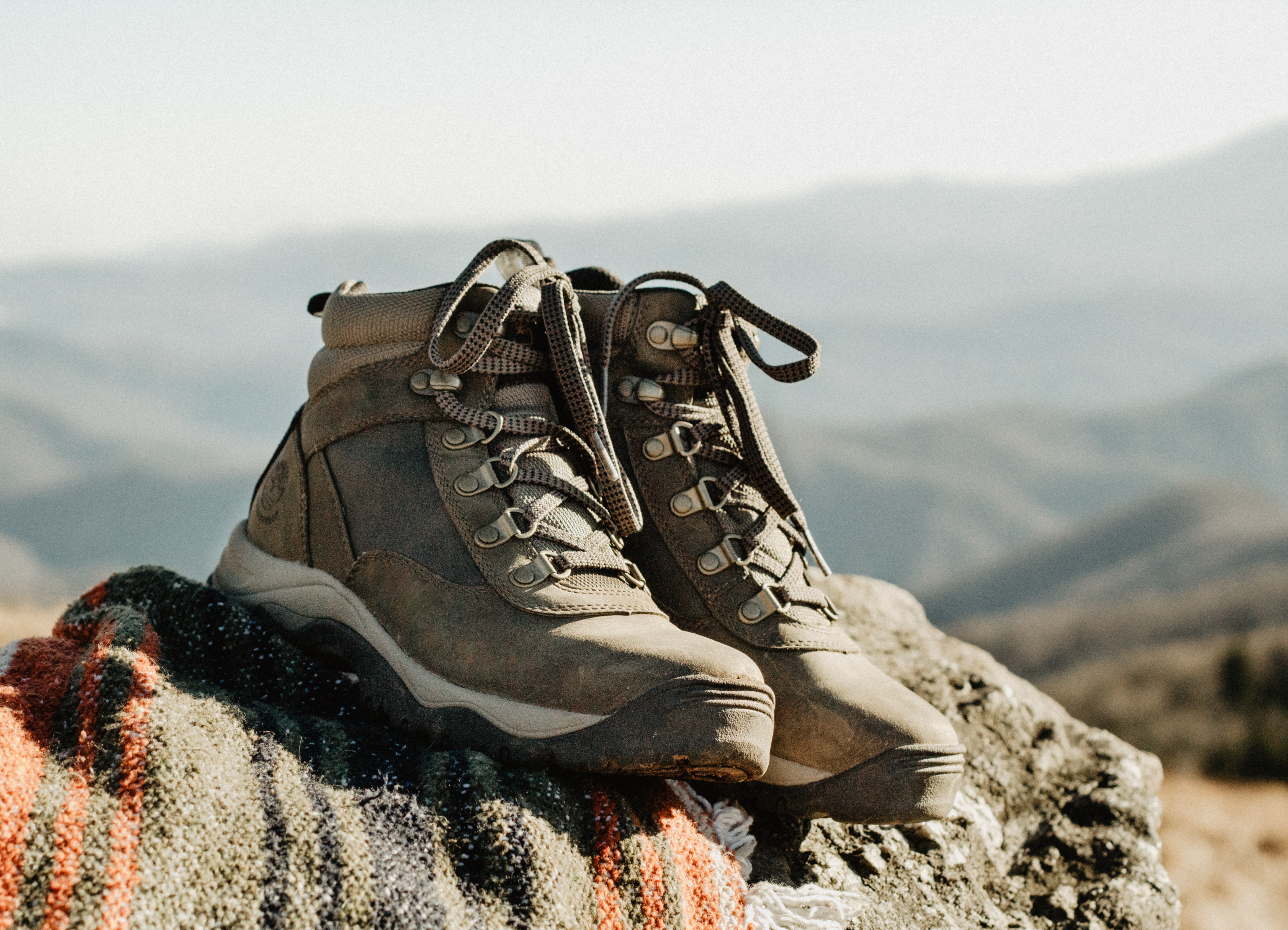 Wanderschuhe auf einem Felsen