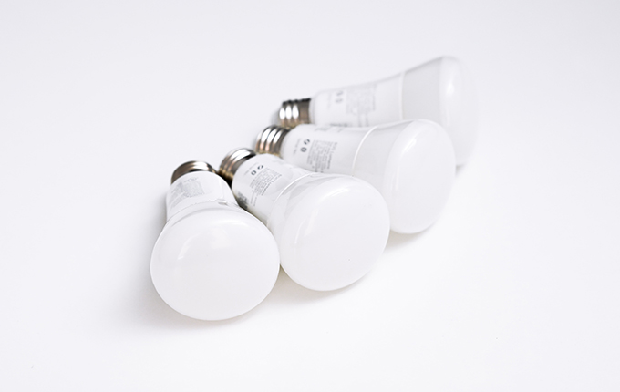 Bild von Smart Lightbulbs auf einem Tisch
