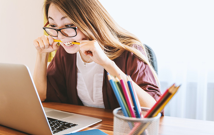 Frau kauft online ein