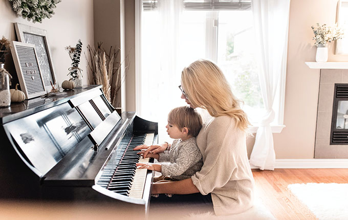 Mutter und Kind am Klavier