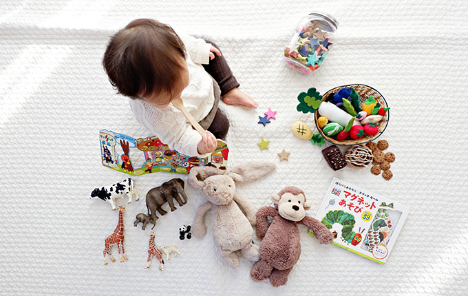 Baby spielt im Kindergarten