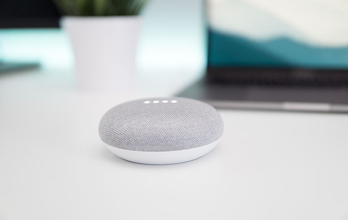 Bild von Google Nest Smart Speaker auf dem Tisch