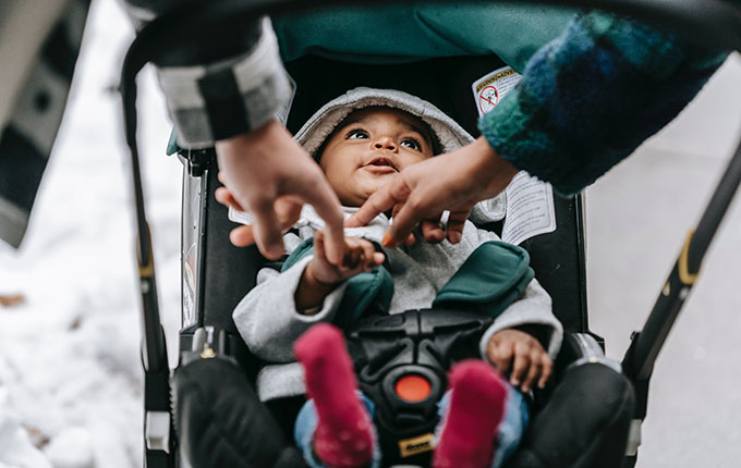 Baby lächelt im Kinderwagen