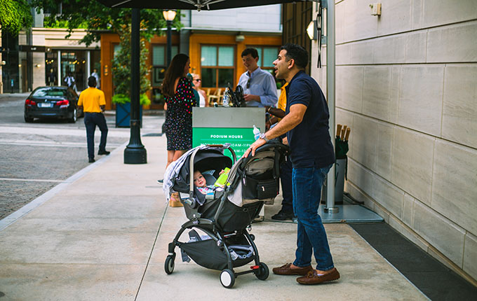 Vater und Kinderwagen