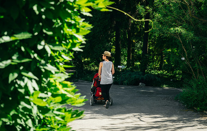 Spaziergänger mit Kinderwagen außerhalb des Weges