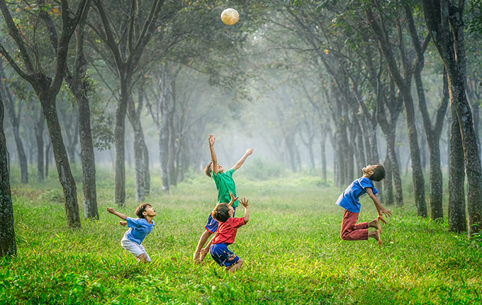 Kinder spielen im Hof