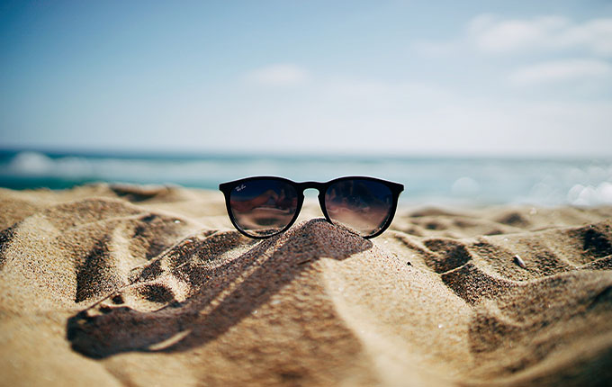 Bild einer Sonnenbrille am Strand
