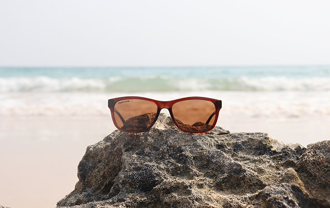 Bild einer Sonnenbrille auf einem Felsen
