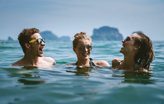 Freunde schwimmen zusammen