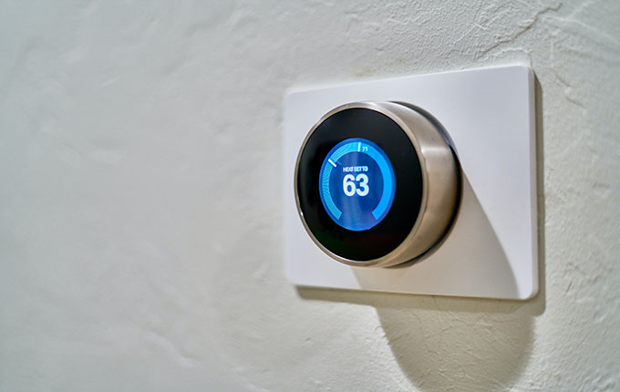 Bild des intelligenten Thermostats an der Wand