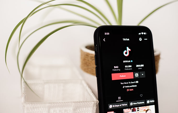 Tiktok-Symbol auf einem Telefon