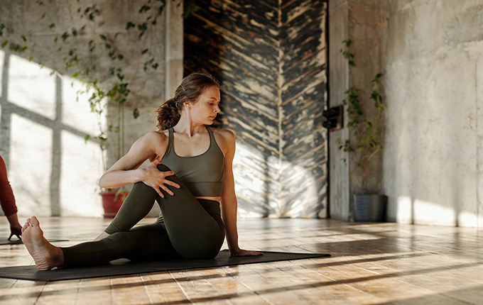 Frau macht Yoga