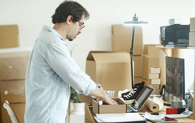 Hombre empacando una caja