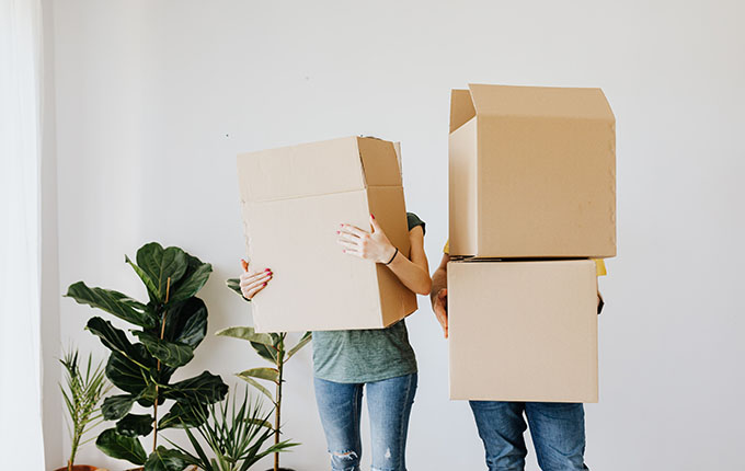 Personas con cajas de cartón