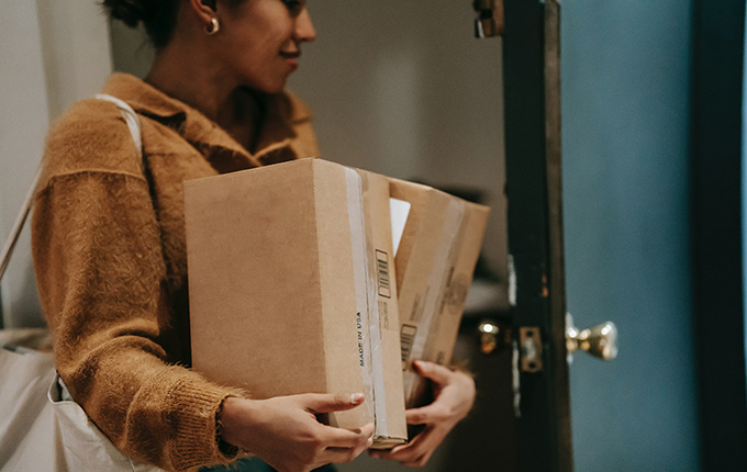 mujer cargando cajas