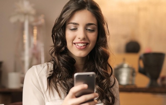 Femme faisant du shopping au téléphone