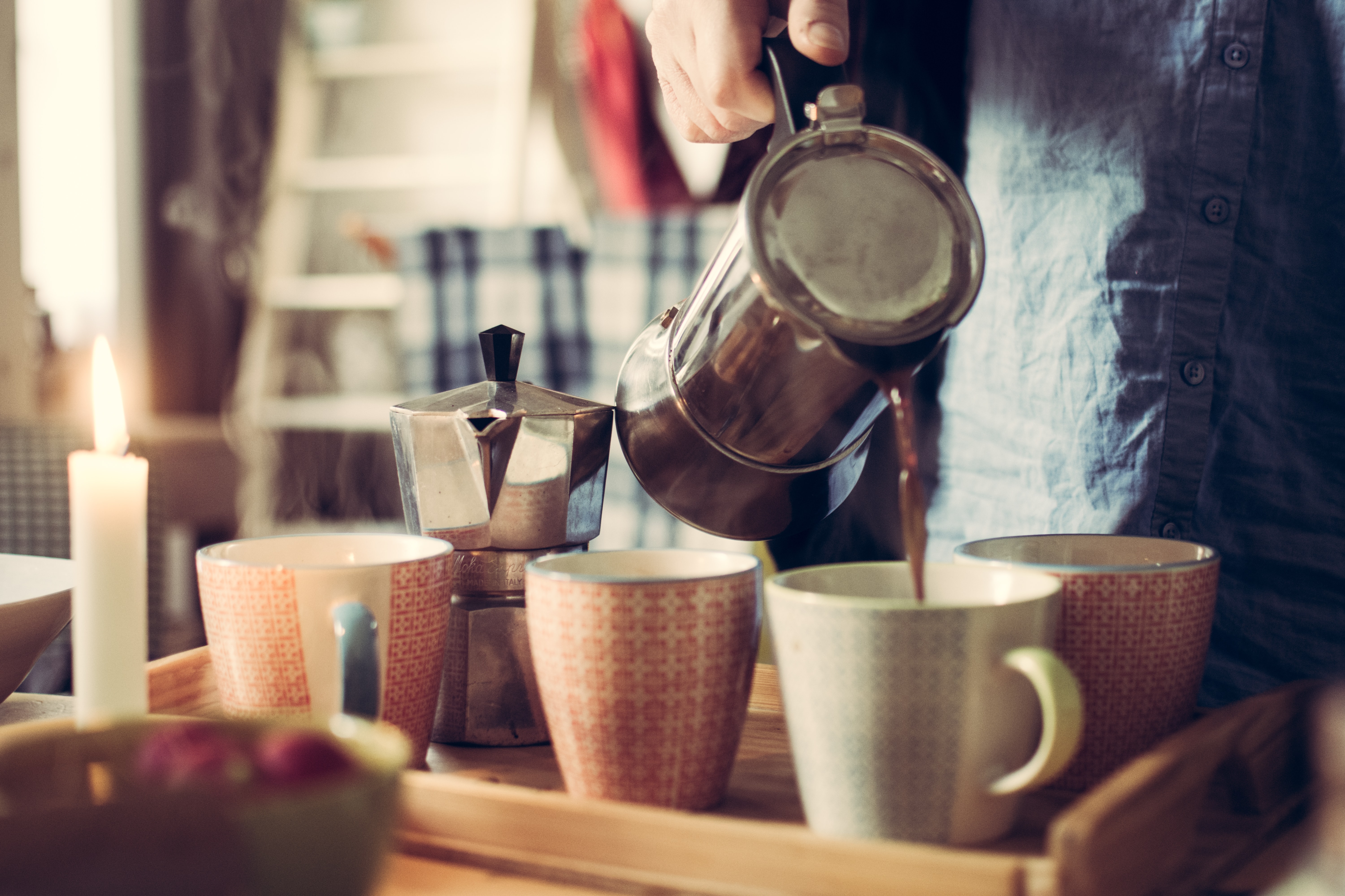 Image de cafetière et de mugs