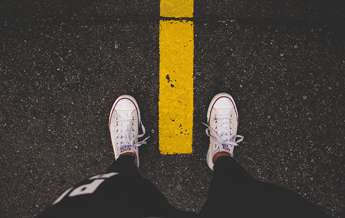 Image des chaussures sur la route