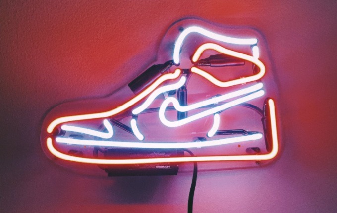 Bir spor ayakkabının neon parıltılı işareti
